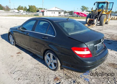 2011 Mercedes-Benz C 300 Luxury/Sport из США, поврежденный, VIN WDDGF5EBXBR136256